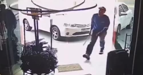 Homem mata esposa e ex-namorada a golpes de espada