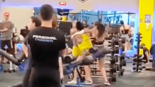 Mulheres trocam chutes e socos durante briga em academia