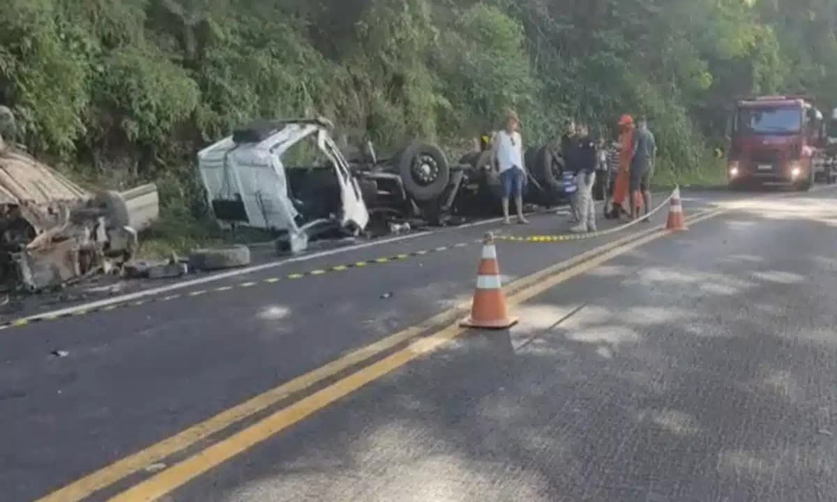 Motorista morre e 2 pessoas ficam feridas em acidente com caminhão no sudoeste da Bahia