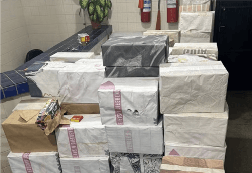 Polícia apreende milhares de fogos de artifício em estrada na Bahia