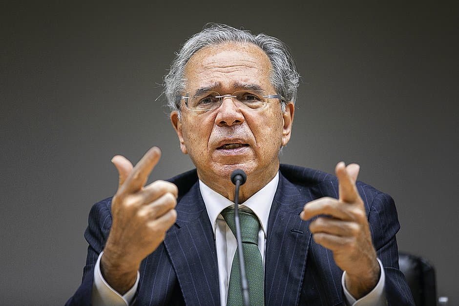 Correios e Eletrobras estão 'na pista' para privatização, diz Guedes