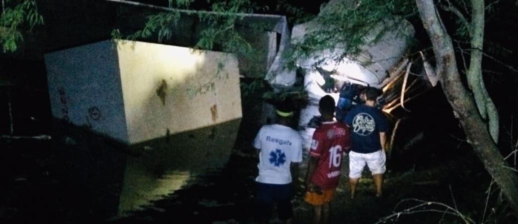 Carreta cai de ponte na Bahia
