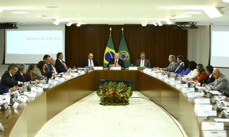 Brasil vai crescer acima das previsões pessimistas, afirma Lula