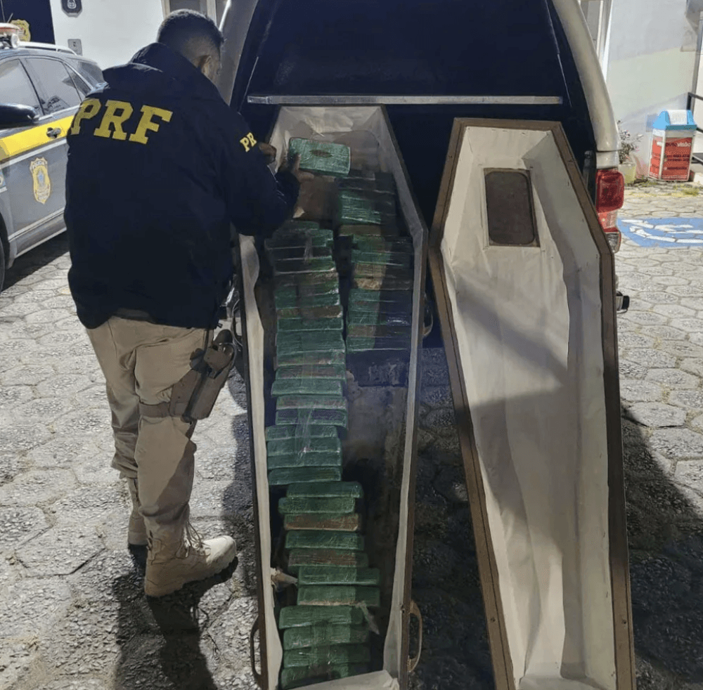 Brasil: PRF apreende 50 kg de crack em caixão funerário