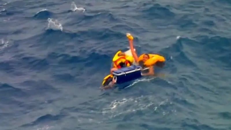 VÍDEO: Três pessoas agarradas em cooler são encontradas em alto mar, confira