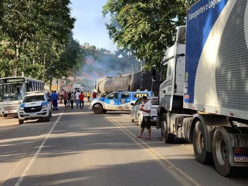 Teolândia: Moradores e comerciantes interditam a BR-101 em protesto contra suspensão da Festa da Banana