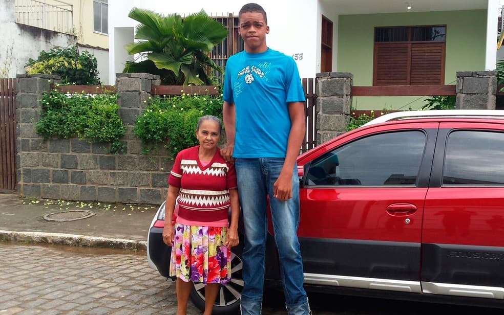 Reportagem sobre jovem de Ipiaú com mais de 2,20 de altura é destaque no Domingo Espetacular