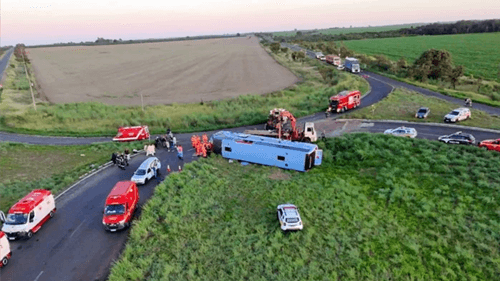 Ônibus tomba em MG e deixa dez mortos na MG-223, no Triângulo Mineiro