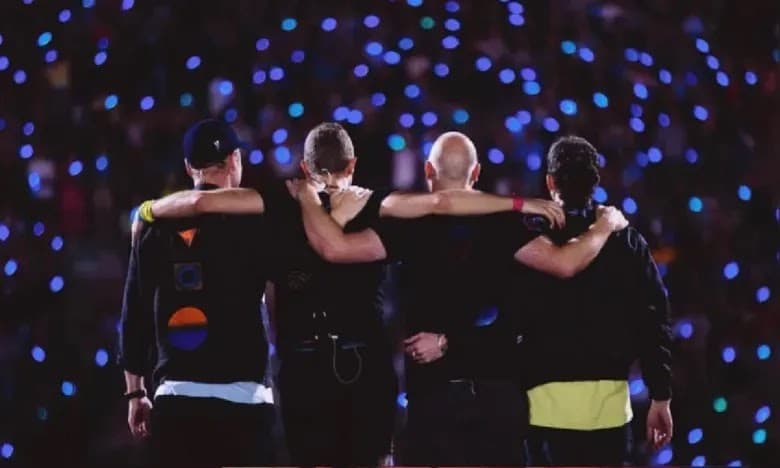 Chris Martin cantordo Coldplay pede para fãs brasileiros devolverem pulseiras