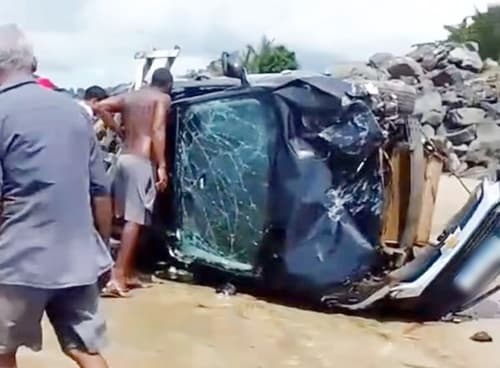 Motorista fica ferido após carro sair da pista e capota em praia de Ilhéus; assista o vídeo