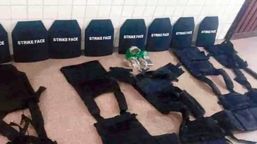 Drogas e coletes balísticos são apreendidos pela polícia