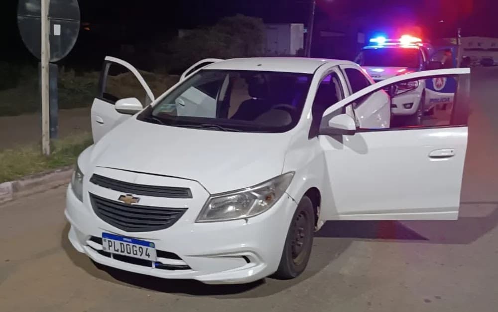 Jequié: Polícia recupera carro roubado; suspeito que estavam no veículo fogem a pé