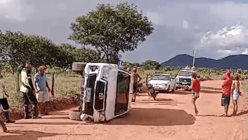 Motorista fica ferido após caminhonete tombar na zona rural