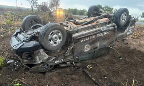 Policial Militar e uma mulher ficam feridos após acidente entre viatura e carro