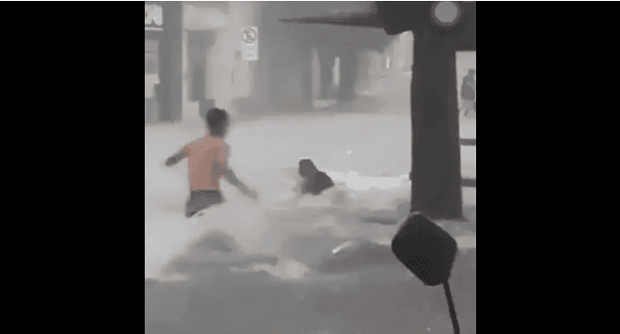 VÍDEO: Jovem salva mulher arrastada por enxurrada durante chuva forte em Paulo Afonso