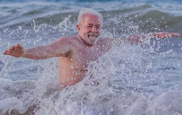 Lula viaja à Bahia para passar carnaval na praia