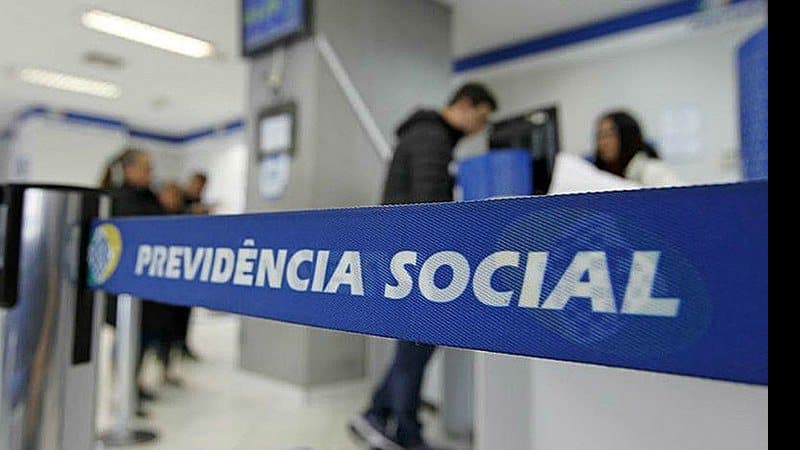 Governo decide antecipar 13º de aposentados do INSS e liberar saques do FGTS; confira