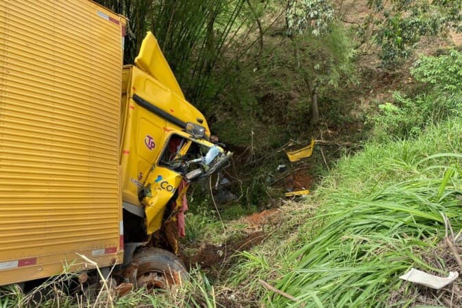 Motorista de caminhão dos Correios morre em acidente na BR-262