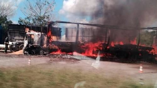 Caminhão de cerveja pega fogo na Bahia