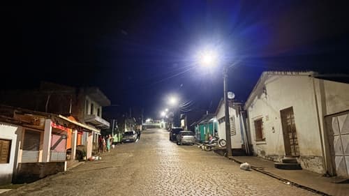 Ibirataia: Prefeitura realiza troca de lâmpadas convencionais por LED no bairro Alto do Mirante