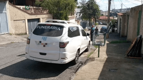 Homem furta carro funerário com caixão dentro e é preso em BH