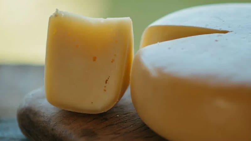 PM fardado é detido após tentar pagar programa sexual com pedaço de queijo