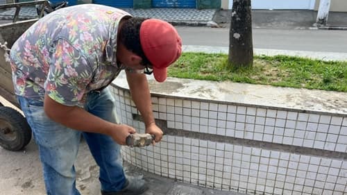 Ibirataia: Prefeitura inicia manutenção dos canteiros da Avenida Ilton Lopes Leal