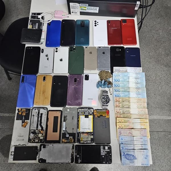 Ipiaú: Suspeitos de vender celulares furtados e desbloquear aparelhos são presos pela PM