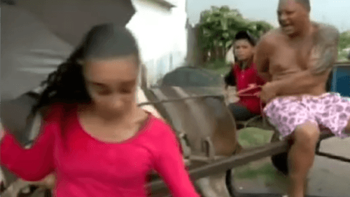 Mulher é "atropelada" por jegue durante entrevista ao vivo na Bahia