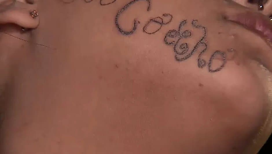Mãe registra BO após encontrar filha com nome do ex tatuado no rosto