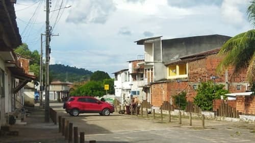 Ibirataia: Moto colide em carro no centro da cidade