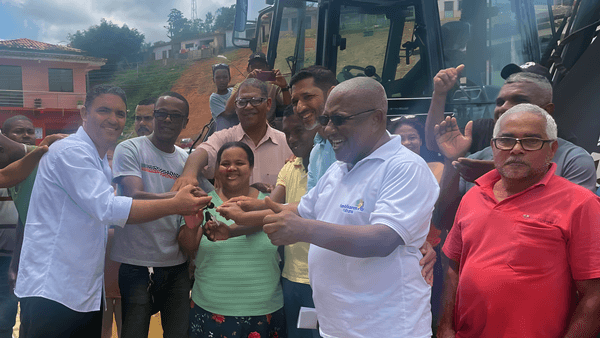 Ibirataia: Vice-prefeito Juca Muniz comemora entrega de retroescavadeira a associação rural