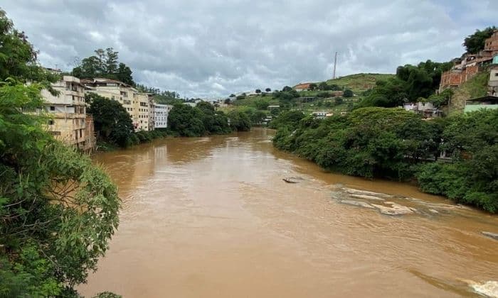 Pai joga filha em ponte, pula em rio e logo em seguida desaparecem