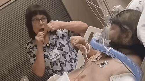 Enfermeira é demitida após vídeo viral mostrar fio dental em paciente grave