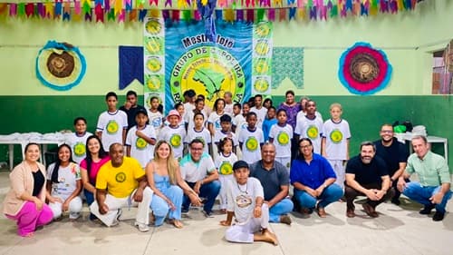 Prefeitura de Ibirataia entrega 100 fardamentos para alunos da Capoeira Raízes da Senzala