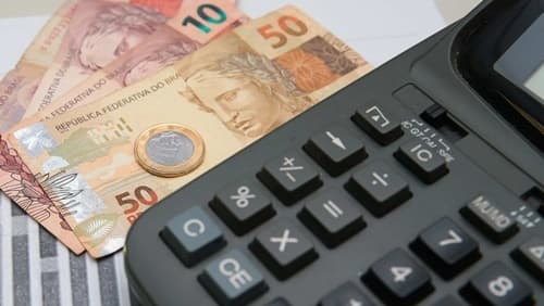 Mercado aumenta previsões para juros, inflação e dólar em 2025 após pacote fiscal