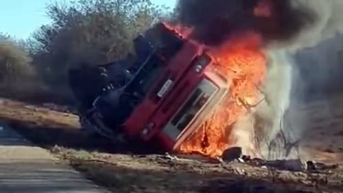 Duas pessoas morrem carbonizadas após tombamento de caminhão