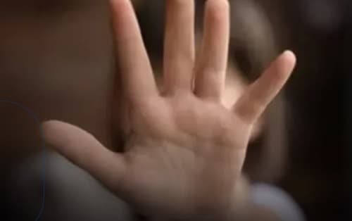 Adolescente é ferida com lâmina de barbear em frente a escola