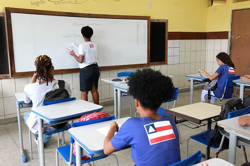 Salário de professor deve ficar isento de IR, determina projeto