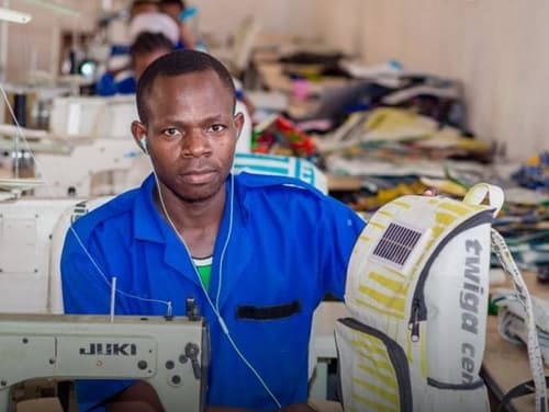 James Innocent cria mochilas solares para garantir iluminação acessível a crianças na África