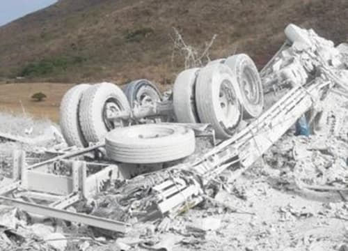 Caminhoneiro morre após caminhão perder freios e capotar na serra dos brindes