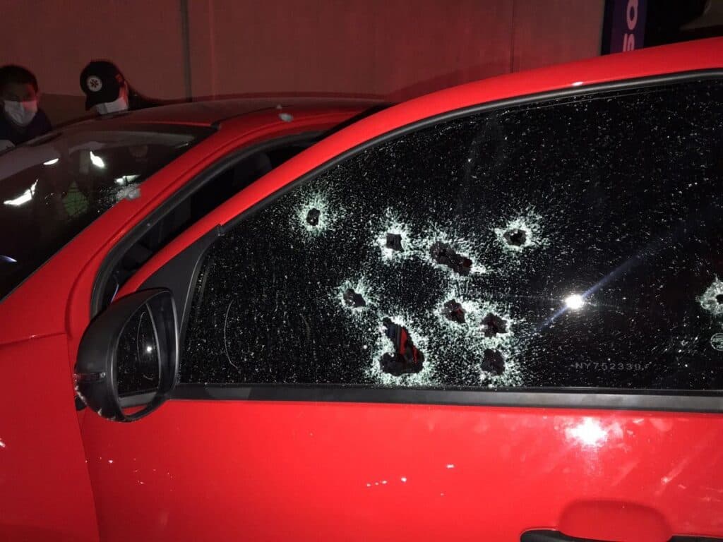 Casal morre após ser baleado dentro de carro; mulher estava grávida