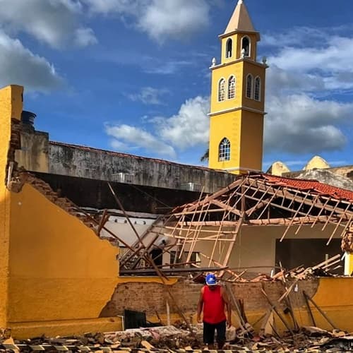Teto de Salão Paroquial de Igreja Matriz desaba na Bahia
