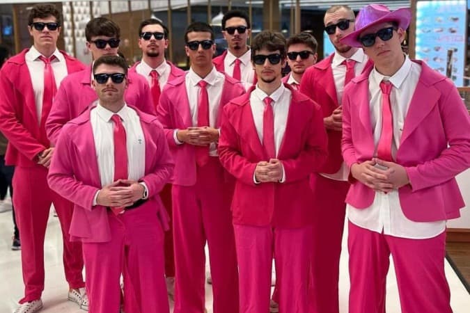Grupo de amigos viraliza ao usar terno rosa para assistir ao filme "Barbie"