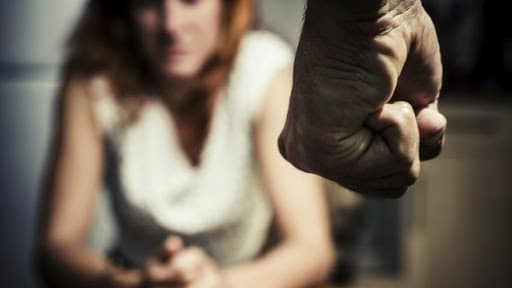 Homem é preso acusado de ameaçar e agredir companheira e filha