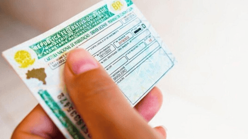 Mulher tem cartões de crédito e CNH suspensos por dívida de R$ 9 Mil após 14 anos