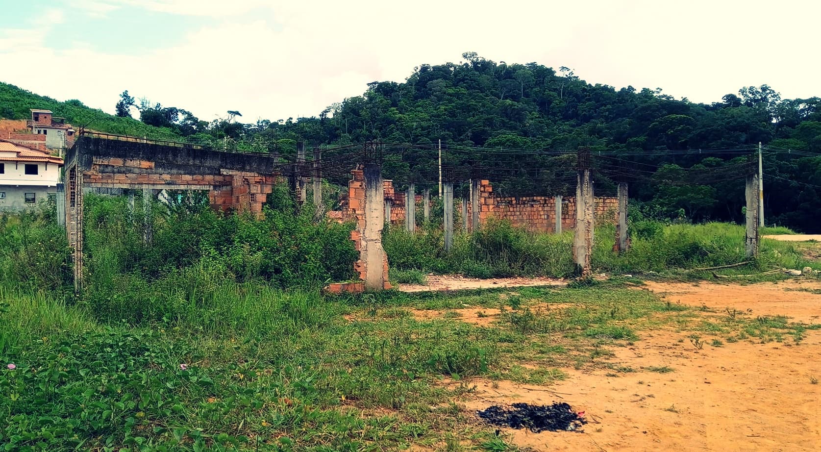 Morador de Ibirataia cobra explicações sobre obra de escola abandonada dentre outras reivindicações