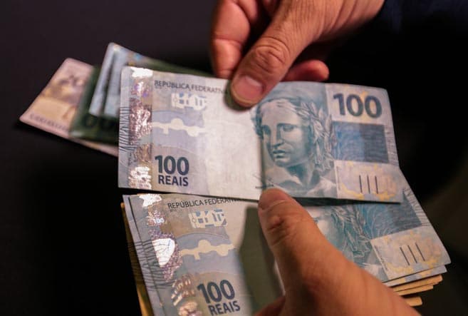 Relator do Orçamento supera proposta de Guedes e prevê salário mínimo de R$ 1.320