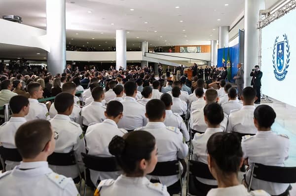 Governo Lula decide encerrar programa de escolas cívico-militares
