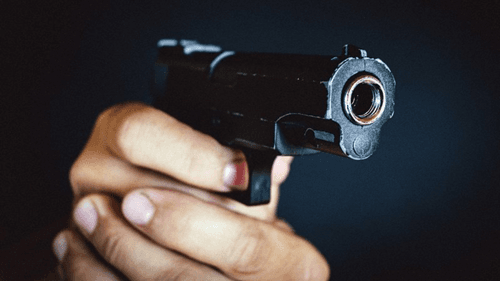 Adolescente de 13 anos morre após ser atingido por bala dispara pelo irmão, de 14